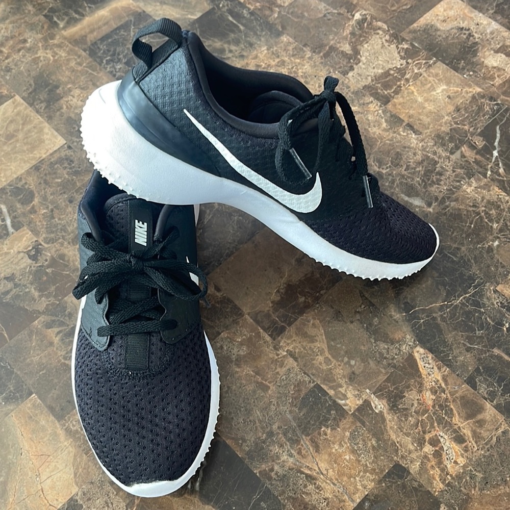 Nike Golf Runners Size 7.5😊😊